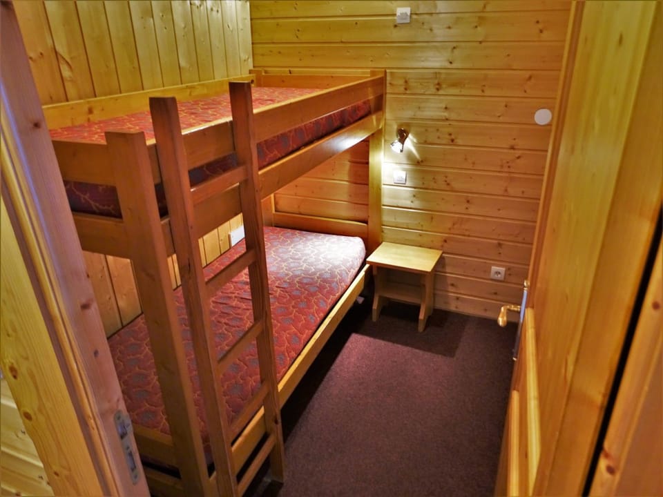 Bedroom, bunk bed