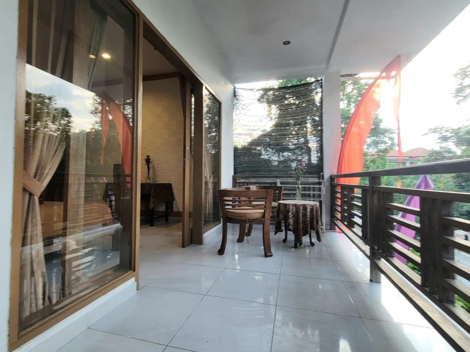 Property building, Day, Balcony/Terrace