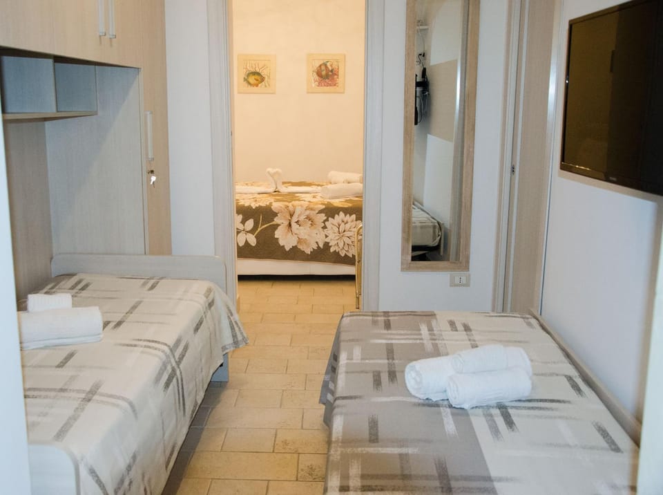 Bed, Photo of the whole room, Bedroom, Family