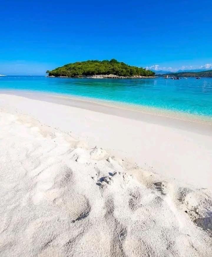 Villa CACA -5 min walk to the beach, free parking & balcony rooms in Ksamil Apartment in Ksamil