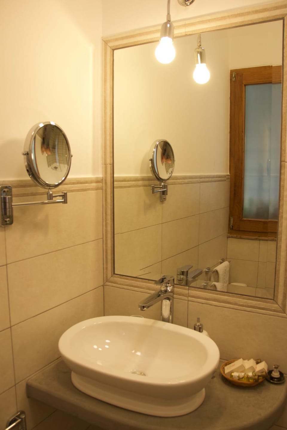 Bathroom, Photo of the whole room, Decorative detail