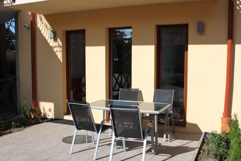 Patio, Facade/entrance