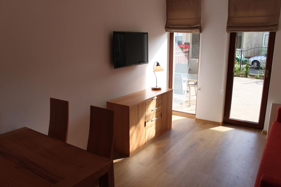 Day, Dining area