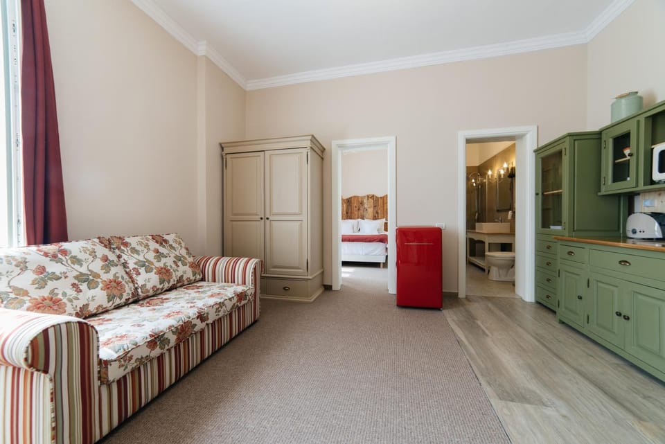 Kitchen or kitchenette, Seating area, Dining area