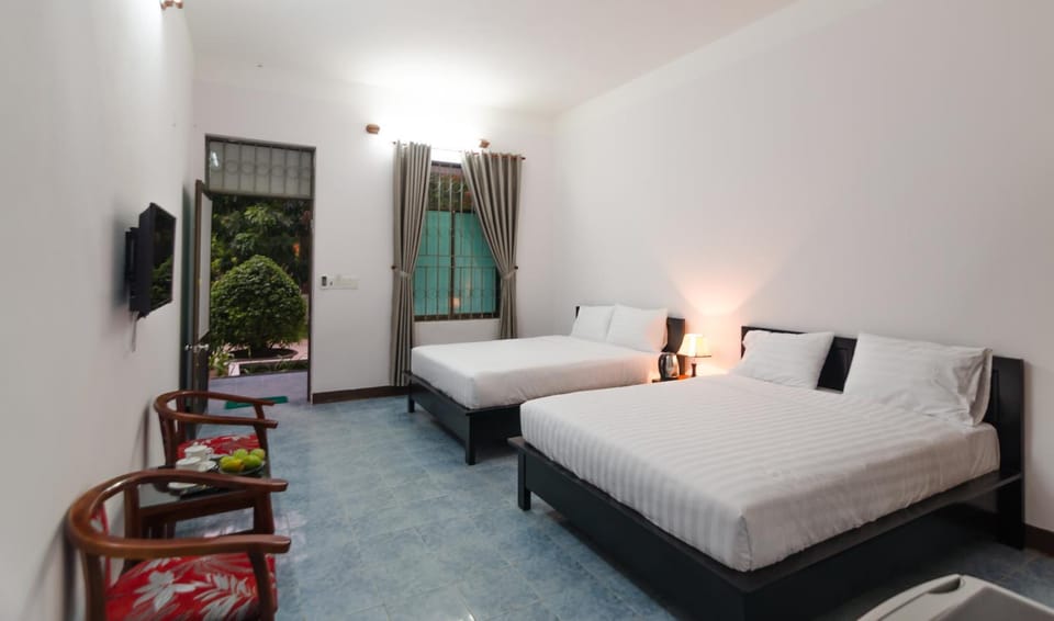 Photo of the whole room, Bedroom, Garden view