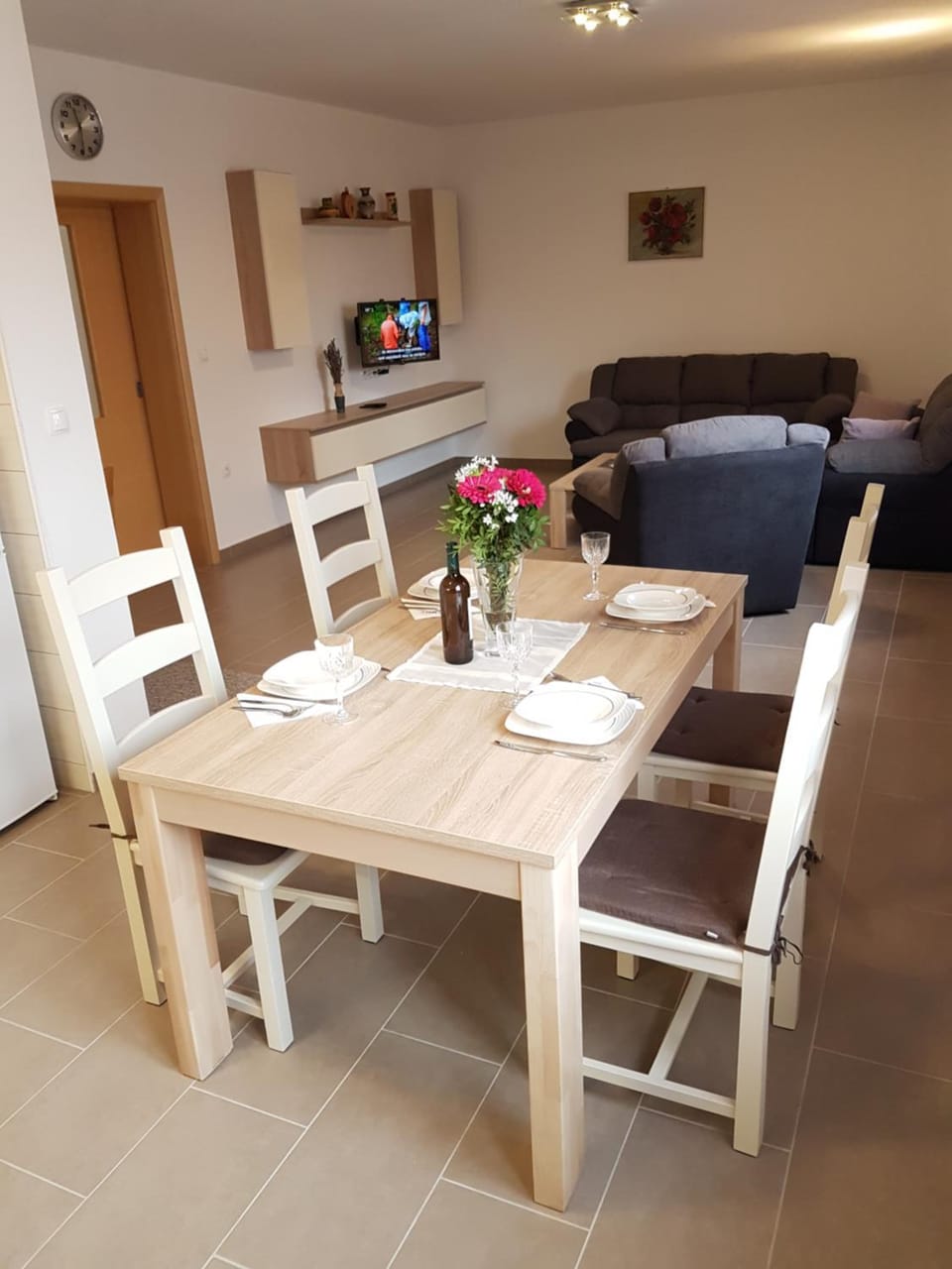 TV and multimedia, Coffee/tea facilities, Kitchen or kitchenette, Living room, Dining area