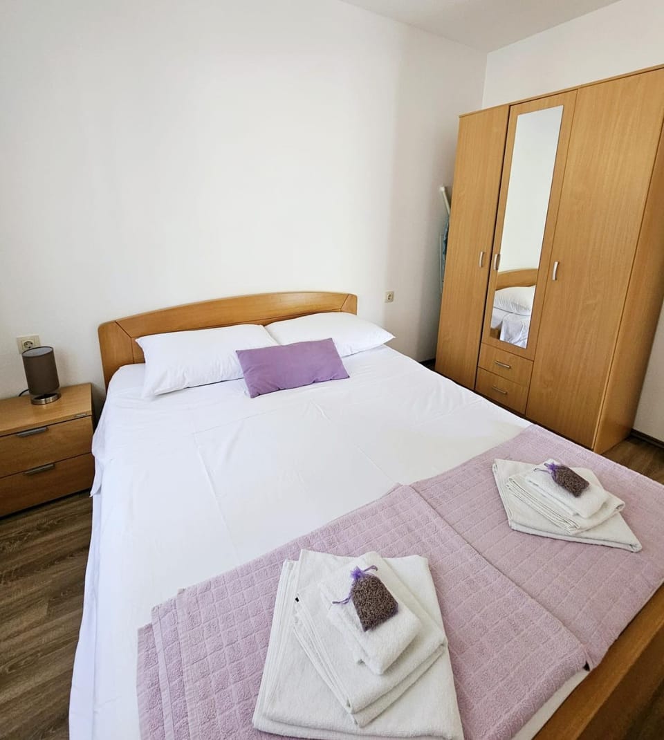 Bed, Bedroom, towels, wardrobe