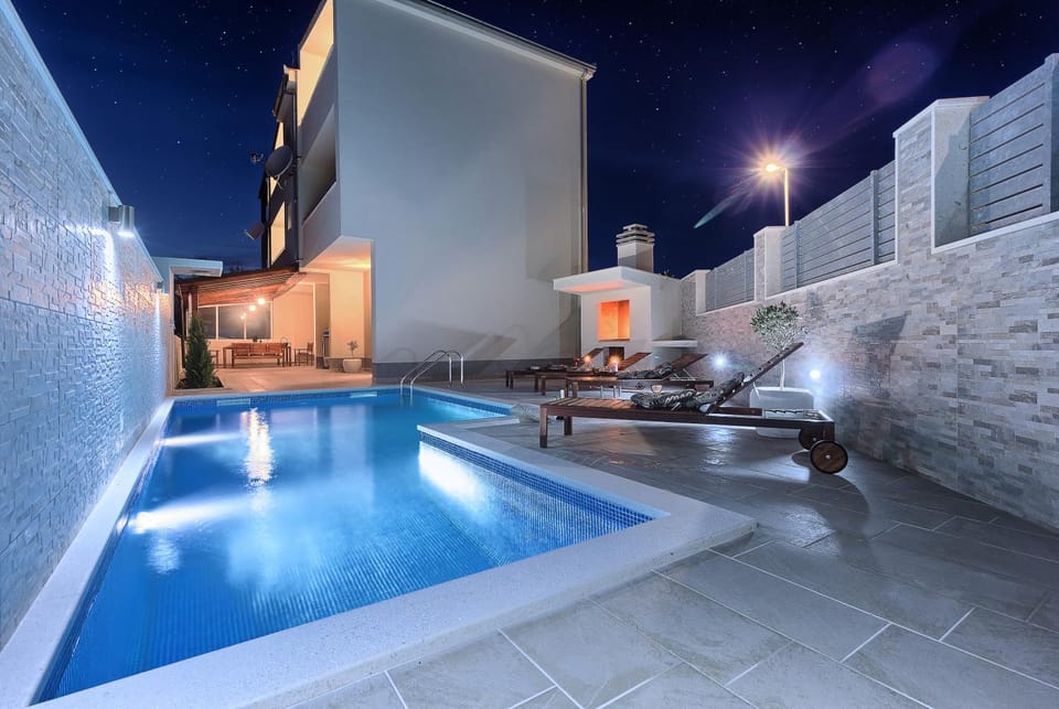 Property building, Swimming pool, Swimming pool