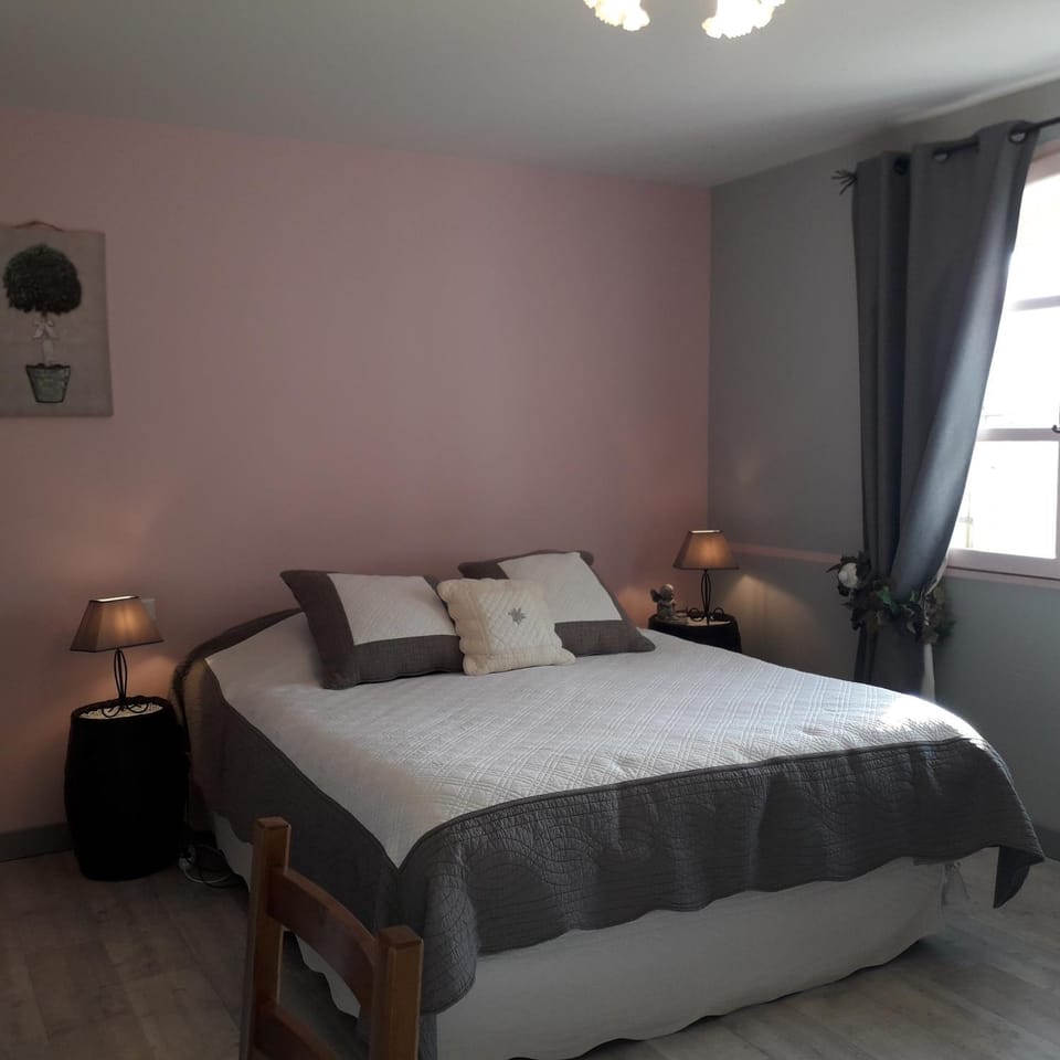 Shower, Toilet, Bed, TV and multimedia, Coffee/tea facilities, View (from property/room), Photo of the whole room, Decorative detail, Continental breakfast