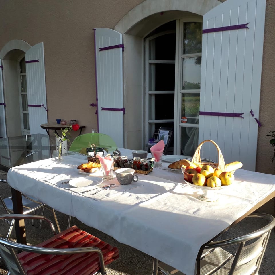 Restaurant/places to eat, Restaurant/places to eat, Inner courtyard view