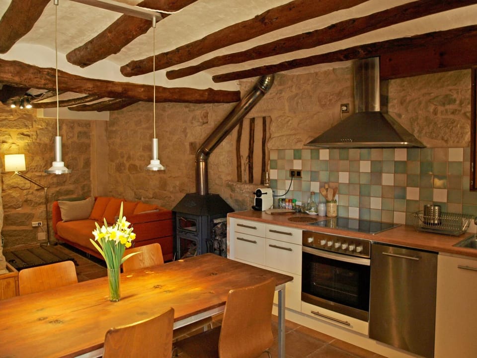 Kitchen or kitchenette, Dining area, flat iron, pet friendly, stove