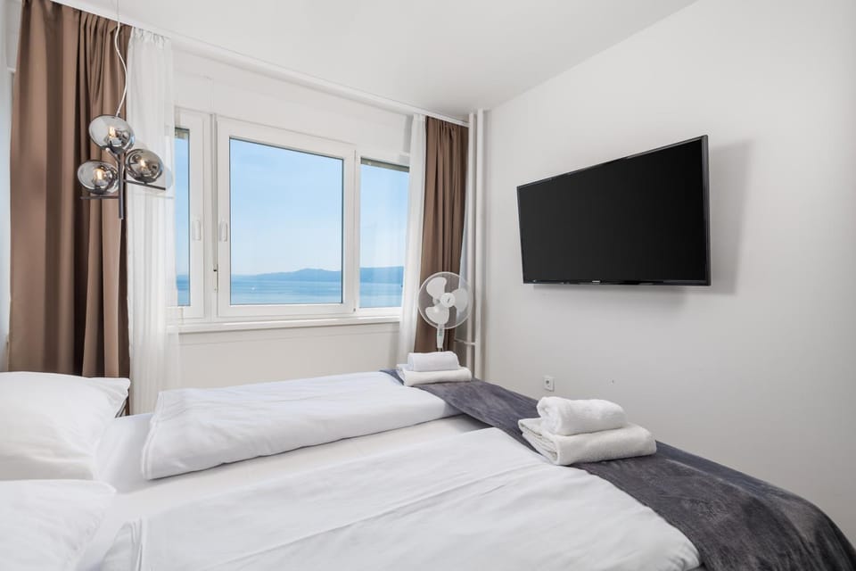Bed, TV and multimedia, Photo of the whole room, Sea view