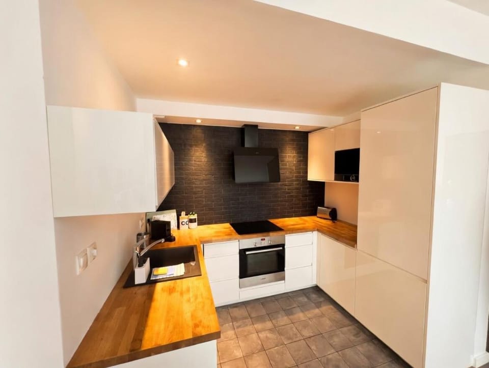 Kitchen or kitchenette, dishwasher, stove