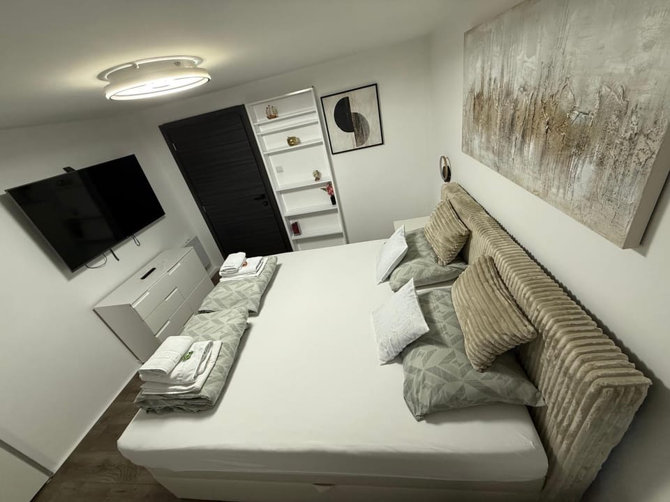 Bed, TV and multimedia, Bedroom