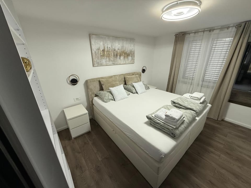 Bed, Photo of the whole room, Bedroom, towels