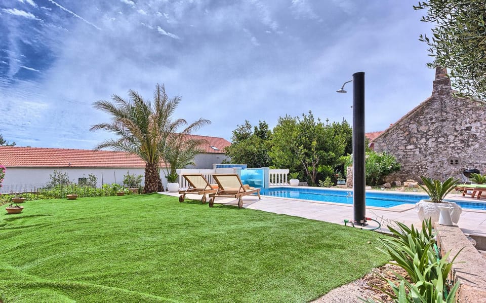 Neighbourhood, Natural landscape, Swimming pool