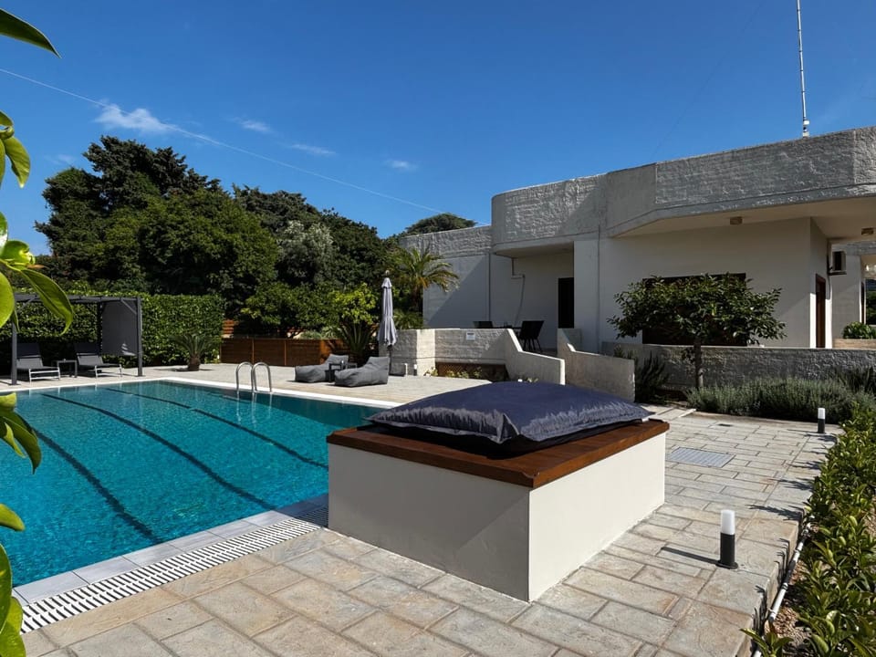 Property building, Garden, Pool view, Swimming pool, sunbed