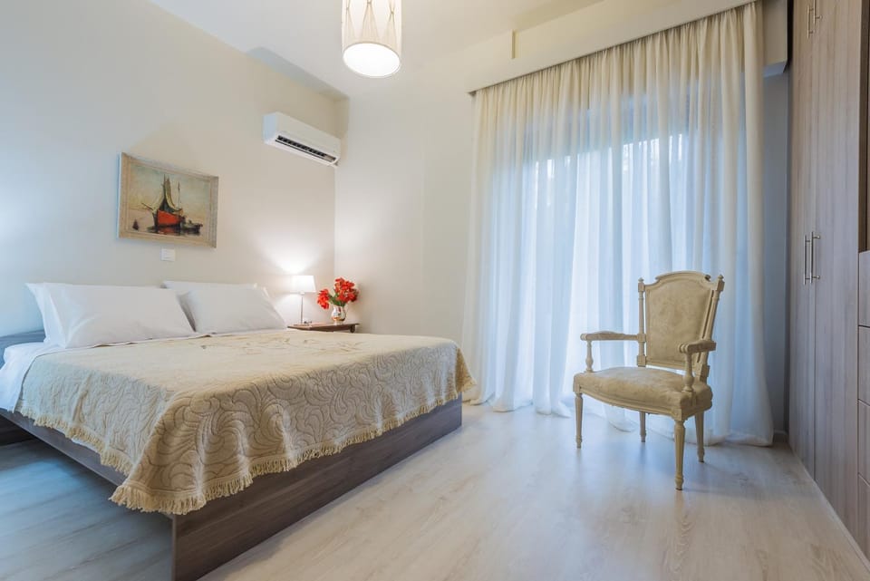 Photo of the whole room, Bedroom