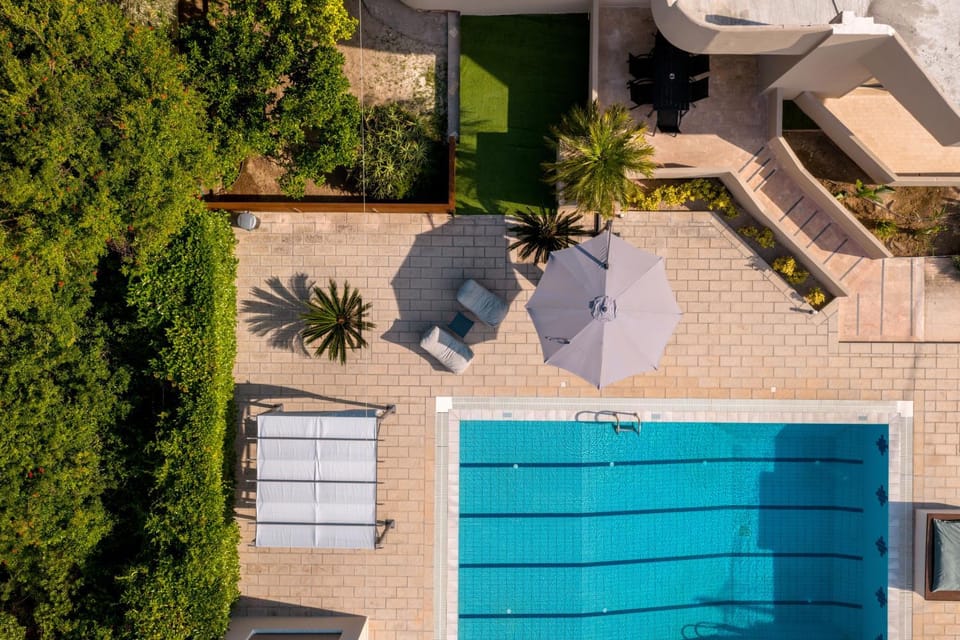 Pool view, Swimming pool, sunbed
