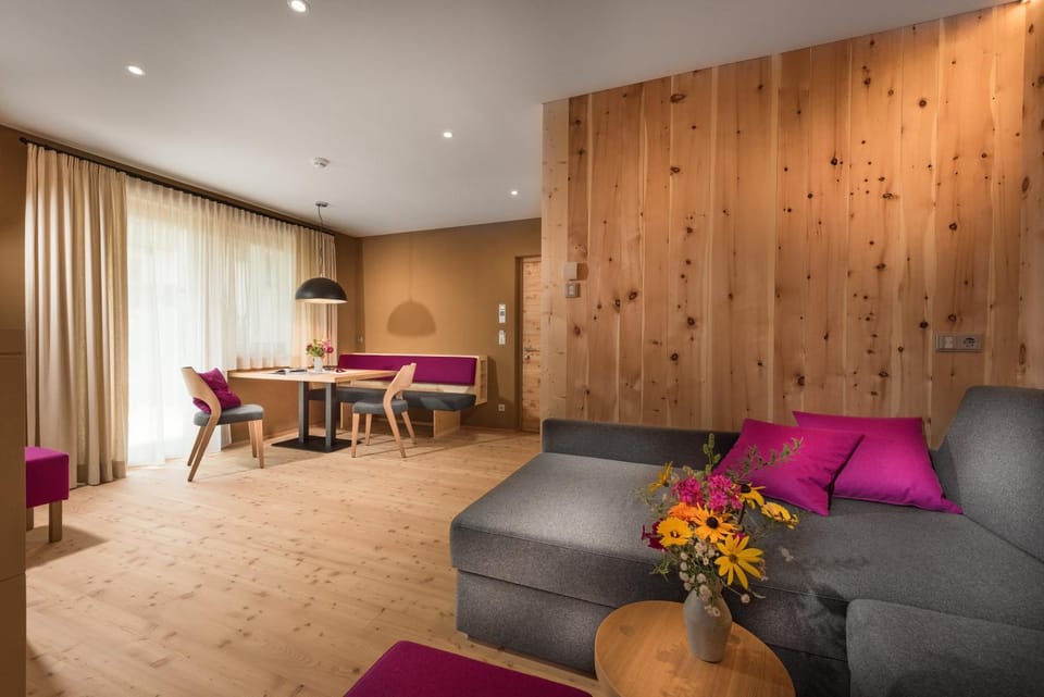 Living room, Decorative detail, Seating area, Dining area