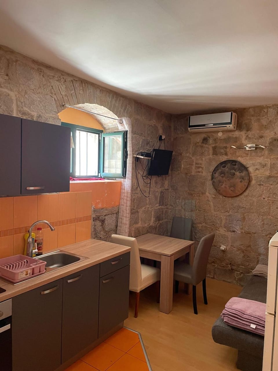 Kitchen or kitchenette, Living room