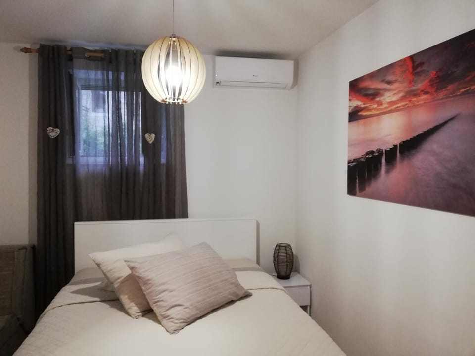 Bed, Bedroom, air conditioner