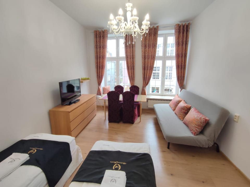 TV and multimedia, Living room, Seating area, Bedroom