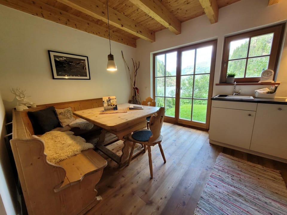 Kitchen or kitchenette, Dining area