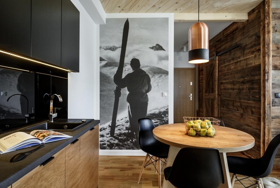 Kitchen or kitchenette, Dining area