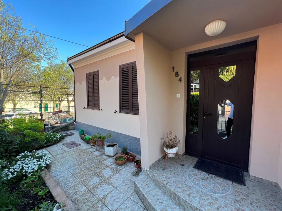 Property building, Patio, Facade/entrance