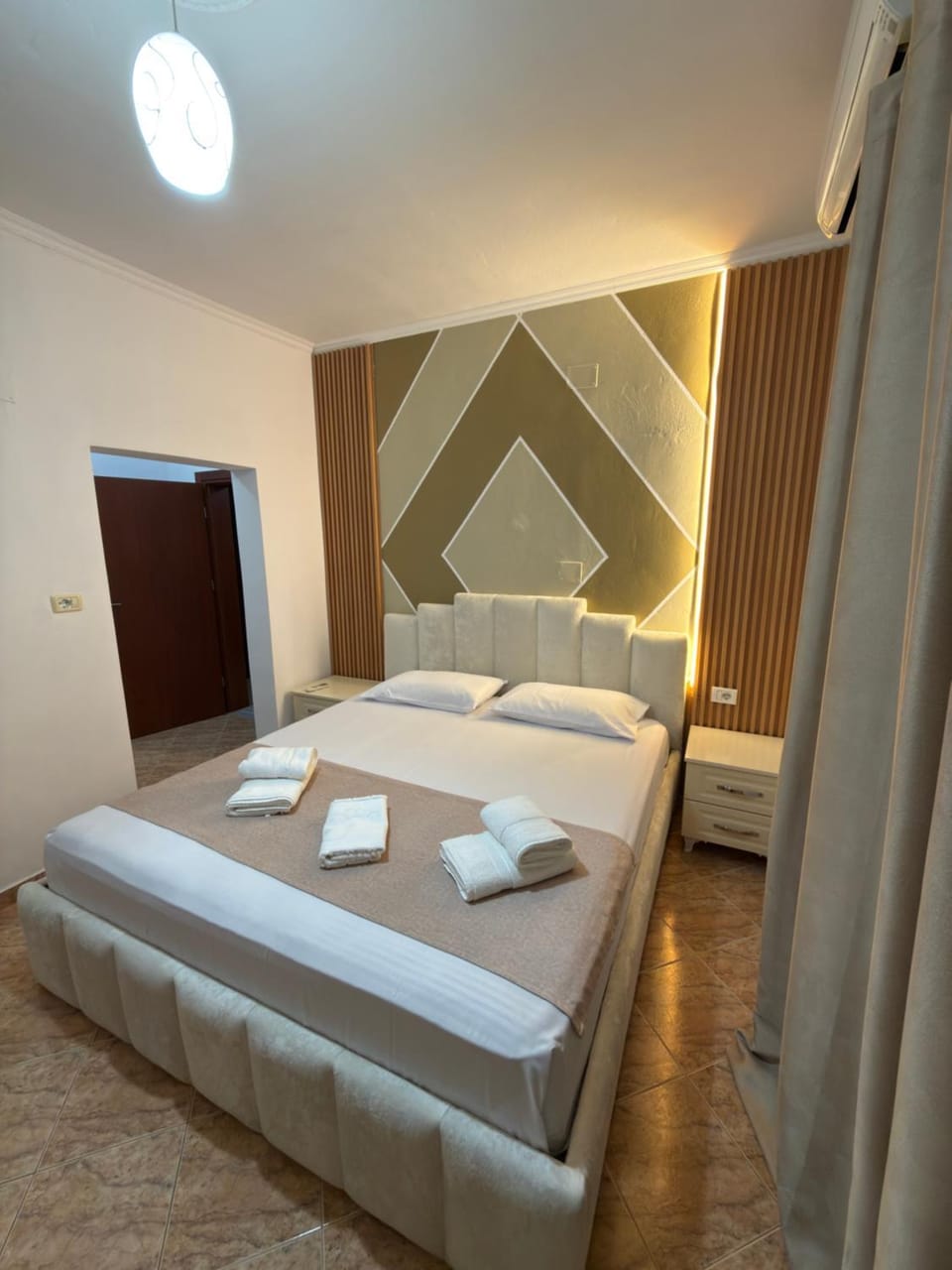 Bed, Photo of the whole room, Bedroom, towels