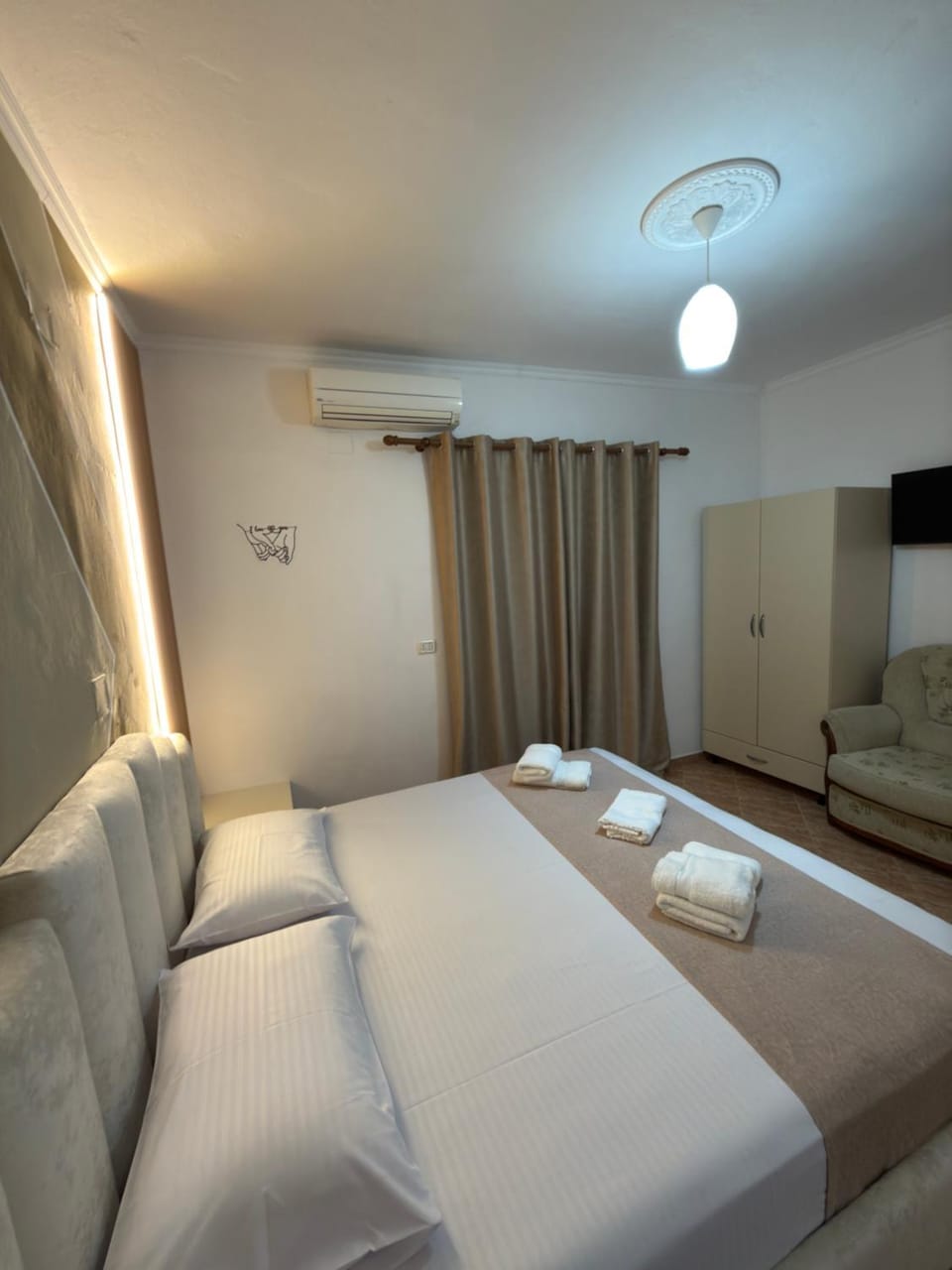 Bed, TV and multimedia, Photo of the whole room, Bedroom, towels, wardrobe, air conditioner