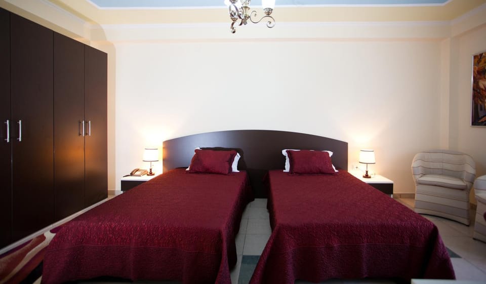 TV and multimedia, Seating area, Bedroom