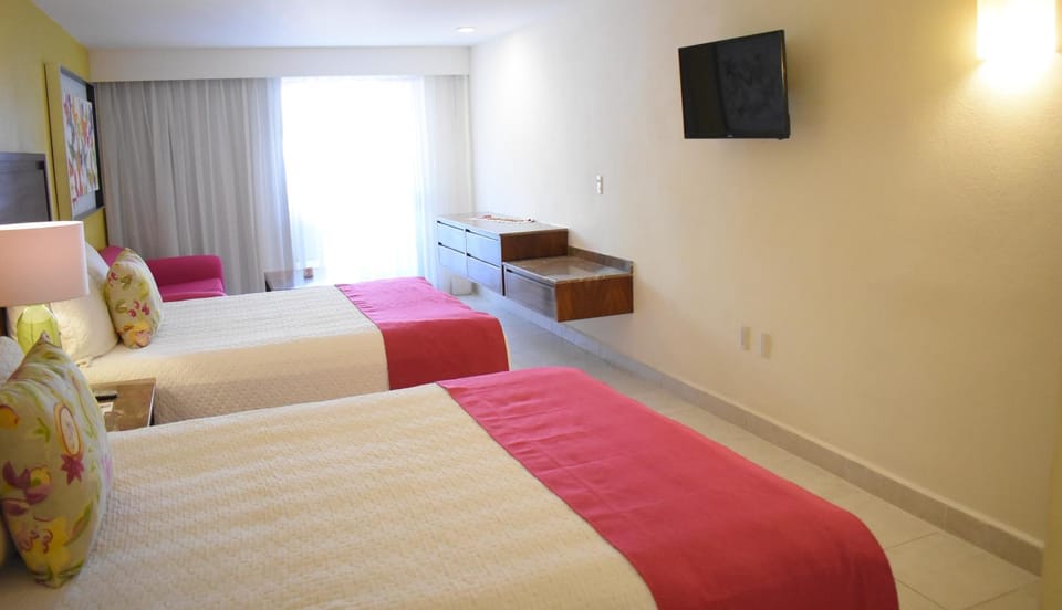 Bed, TV and multimedia, Photo of the whole room, Bedroom