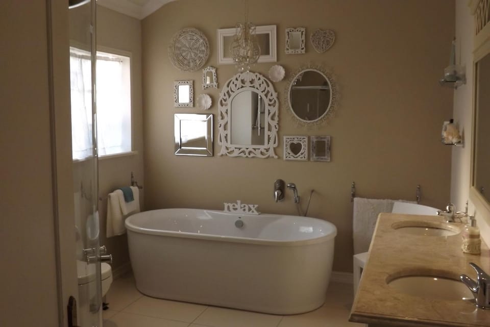 Shower, Toilet, Hot Tub, Bathroom, Photo of the whole room, Decorative detail