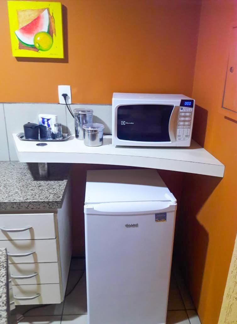 minibar, oven