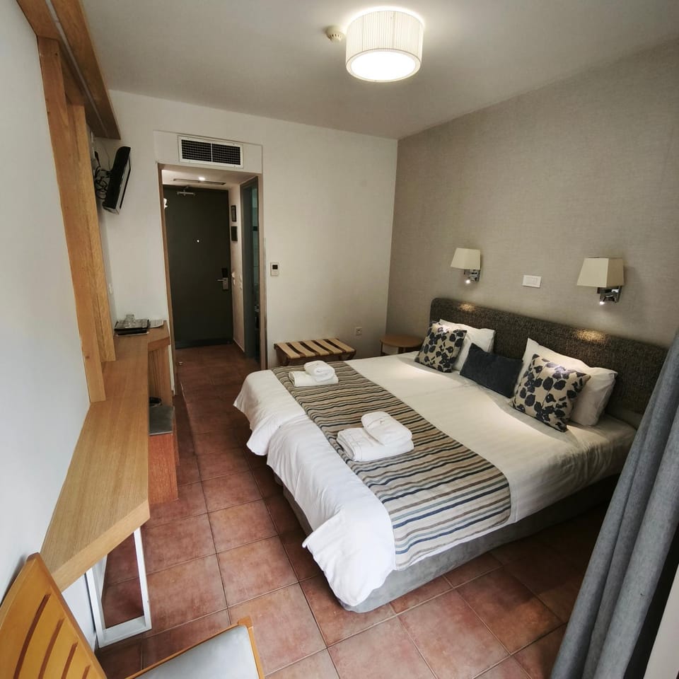 Bed, Photo of the whole room, air conditioner