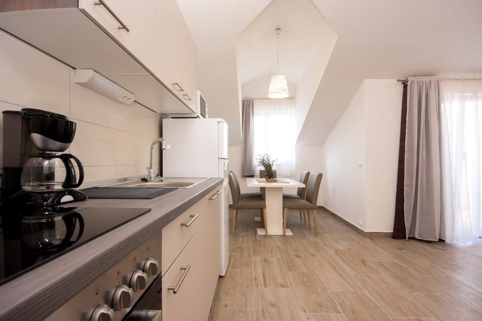 Kitchen or kitchenette, Dining area