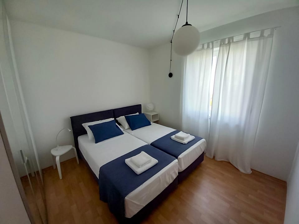 Bed, Bedroom, towels, wardrobe