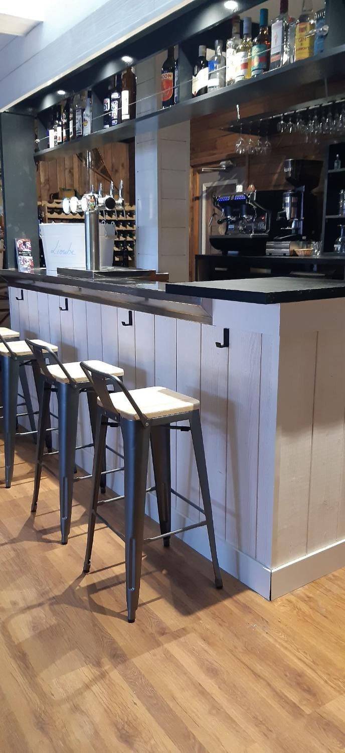 Restaurant/places to eat, Lounge or bar