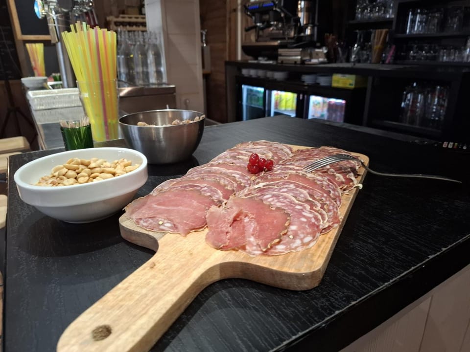 Restaurant/places to eat, Lounge or bar