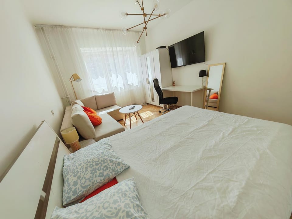 Bed, TV and multimedia, Living room, Photo of the whole room, Seating area, Bedroom