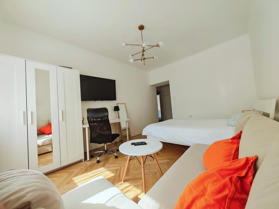 Bed, TV and multimedia, Living room, Photo of the whole room, Seating area, Bedroom