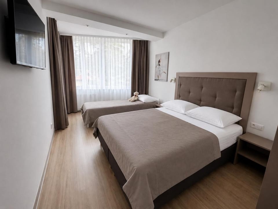 Bed, TV and multimedia, Bedroom