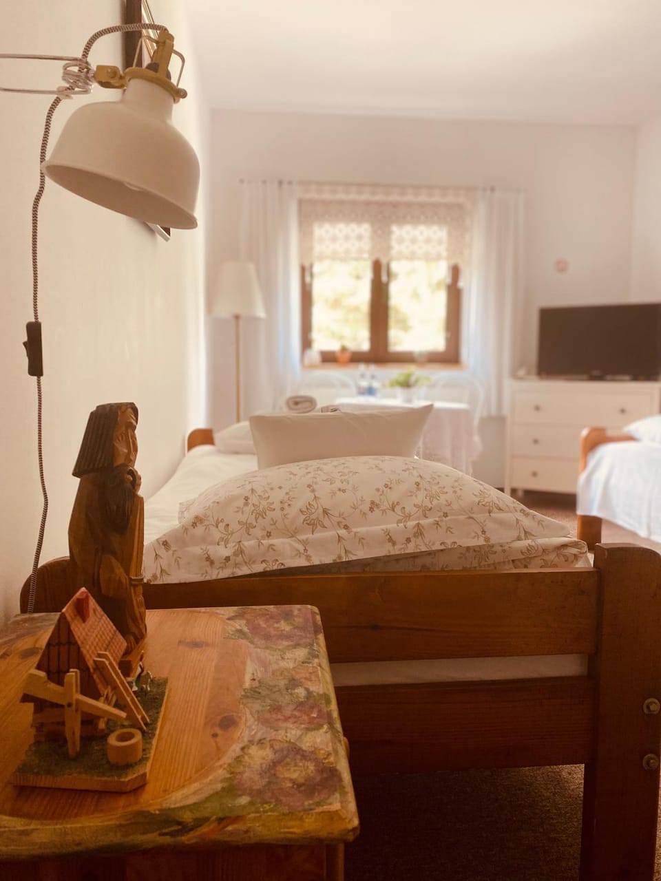 Bed, TV and multimedia, Photo of the whole room, Bedroom