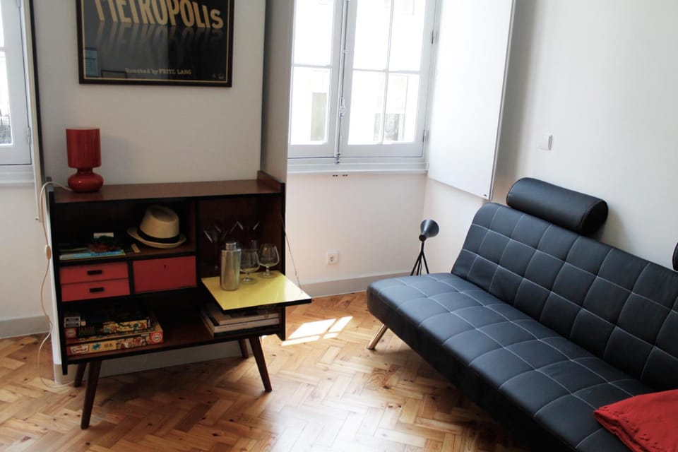 Bed, Living room, Seating area, Alcoholic drinks