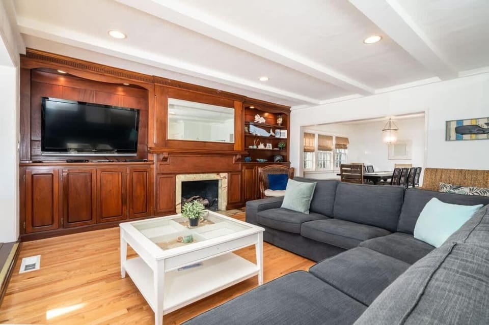 1002 East Oceanfront House in Balboa Peninsula