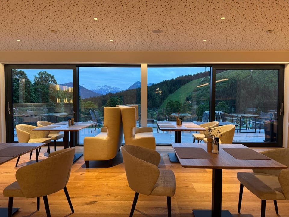 Restaurant/places to eat, Seating area, Dining area, Mountain view, Pool view