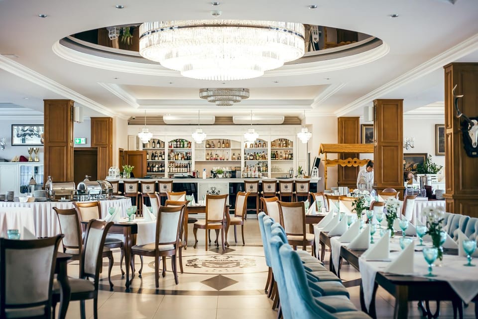 Restaurant/places to eat, Lounge or bar