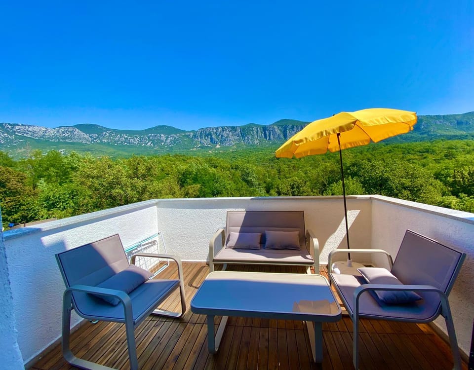 Balcony/Terrace, Seating area, Mountain view